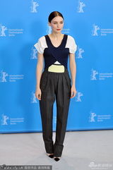 组图：《副作用》发布 裘德-洛与玛拉暧昧热聊