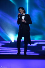 高清组图：新浪网络盛典萧敬腾激情献唱