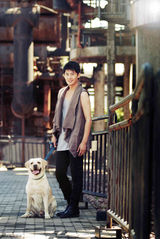 组图：张天其最新写真牵手宠物情缘