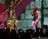 组图：麻辣鸡个唱粉丝强行上台 与保镖激烈扭打