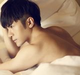 组图：黄智博秀慵懒床照 不惧严寒赤裸半身