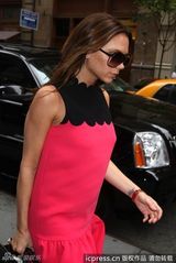 组图：贝嫂为时装周奔忙 桃红礼服配超高跟掀甜美风