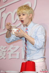 组图：Henry出专辑会粉丝 陪“老婆”过情人节