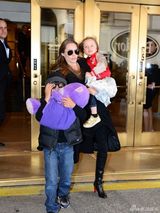 组图：朱莉带孩子们买玩具 龙凤胎儿子金发大眼