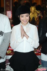 组图：李康宜拜神求票房 爱情长跑结婚顺其自然