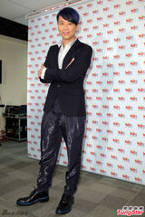 组图：陶喆黑色西服帅气亮相 现场不会写中文