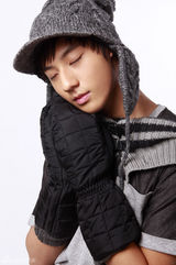 组图：赵文浩拍冬日萌照显纯真可爱