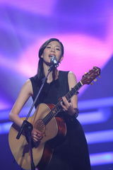 高清图集：新浪网络盛典 张悬深情演唱笑容满面