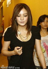 幻灯图：赵薇盛装出席代言 硕大金戒指抢眼