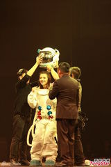 组图：周秀娜穿太空服被吊起 花心前男友遭炮轰