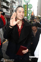 幻灯图：吴建豪小平头亮相 坦陈公司员工涉毒问题