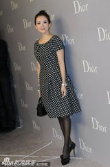 组图：章子怡简洁装扮亮相唇红齿白微笑甜美