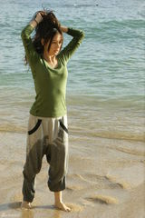 高清图：徐若瑄夏威夷海滩玩耍湿衣裤