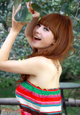 幻灯图：柳岩野餐写真曝光 清凉彩裙衬阳光笑容