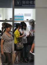 组图：张晓龙携外甥女看病 温太医也看中医