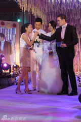 组图：董璇披高云翔礼服抛花球 好姐妹开心争抢