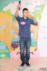 组图：朴宰范呼吁歌迷为海难祈祷 不知尼坤恋情