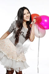 组图：王希之变身糖果公主 造型百变俏皮可爱