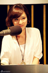 组图：方龄《胡来》剧照曝光 诠释知性电台主播