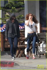 组图：暮光女低胸短袖露小蛮腰 心情放松现赘肉