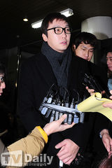 组图：卓在勋等现身涉赌案二审 李秀根眼含泪