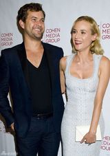 组图：戴安-克鲁格白色长裙大气助阵《再见我的皇后》