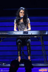 组图：曲婉婷献唱《我的歌声里》突然叫停