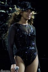 组图：碧昂斯风骚开唱 真空透视装激凸露双莓