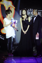 组图：景甜变街拍达人点亮《时尚生活》创刊号封面