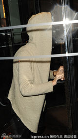 组图：比伯戴毒气罩天雷滚滚 赤膊搞怪火拼Gaga