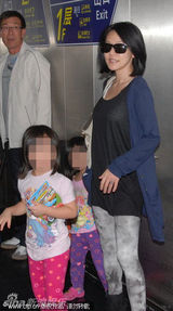 组图：小S夫妇携女上海行 与婆婆现身破不和传言