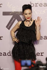 组图：钟丽缇红色裤袜惹火捞金 不受离婚影响展笑脸 