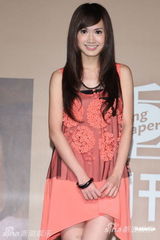 组图：翁滋蔓大眼酒窝性感写真