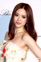 幻灯图集：桂纶镁斜肩裙美艳 蔡健雅宝蓝装优雅