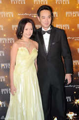 组图：霍震霆出席周年舞会 霍启刚等人陪伴身边