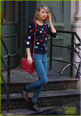 组图：斯威夫特妆容精致 遇大风吹乱金发仍美艳