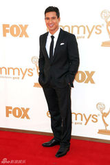 组图：艾美奖红毯 名嘴马里奥-洛佩兹亮相