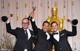 高清组图：奥斯卡后台获奖众星举金人光彩照人
