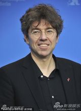 《除了我们还有谁》发布会 男星迪赫英伦范十足