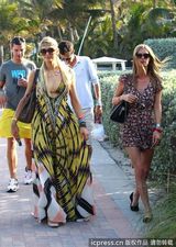 组图：帕丽斯-希尔顿胸部缩水 手臂现皱纹疑抽脂