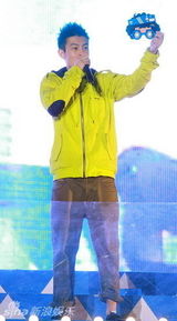 幻灯图：陈冠希北京搞怪代言 忙捞金不正面回应复出