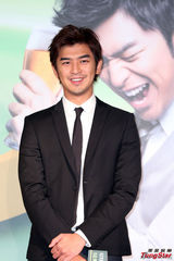 组图：陈柏霖迈入三十大关 代言生啤不惧啤酒肚