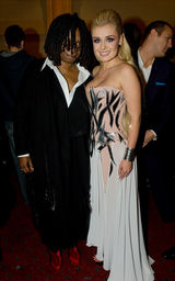 幻灯：Lady GaGa雷装出席皇家晚会 英女王忍俊不禁