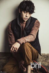 组图：韩歌手郑俊英时尚写真 展休闲绅士风