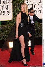 组图：金球红毯女星争艳 秀玉腿露美背