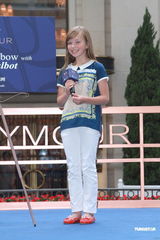 组图：英国小萝莉康妮抵港开唱 想去迪士尼乐园