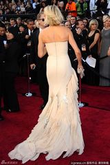 高清组图：奥斯卡红毯卡梅隆-迪亚兹裸色长裙飘逸