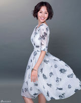 组图：袁泉杂志封面曝光 森林恬静漫步与黑天鹅共舞