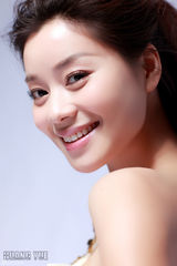 高清图：嘉妮寻求全面发展 初春大片兼具优雅自信