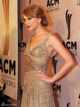 组图：乡村音乐学院颁奖礼 泰勒-斯威夫特红唇电眼